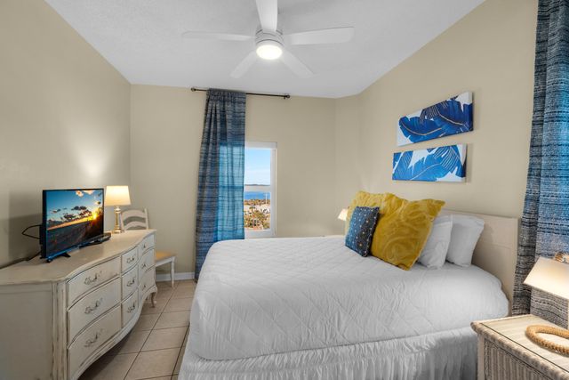 8577 Gulf Boulevard APT 501, Navarre, FL 32566