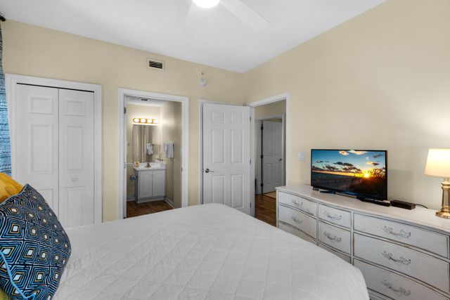 8577 Gulf Boulevard APT 501, Navarre, FL 32566