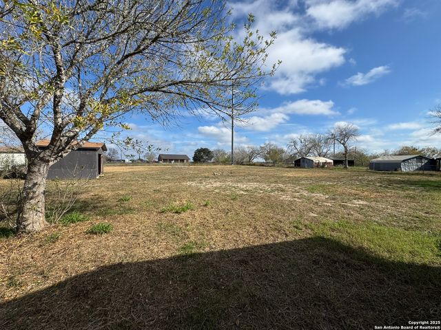 100 County Road 128, Floresville, TX 78114