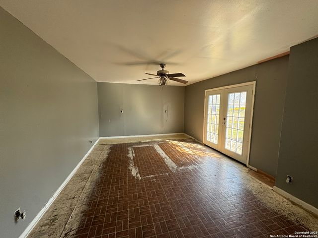 100 County Road 128, Floresville, TX 78114