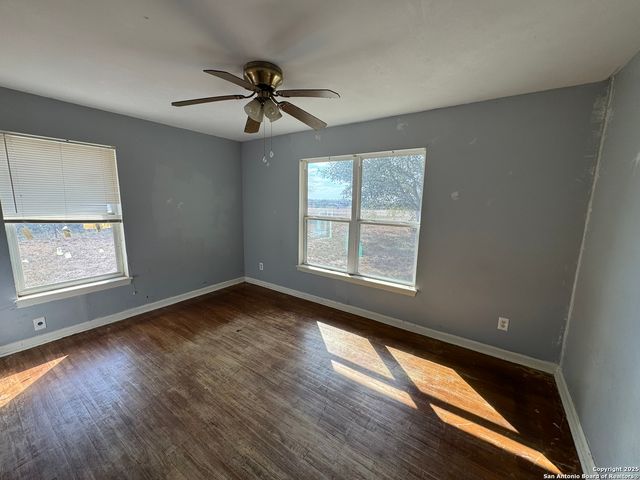 100 County Road 128, Floresville, TX 78114