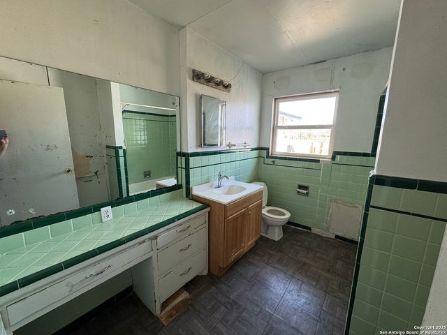 100 County Road 128, Floresville, TX 78114