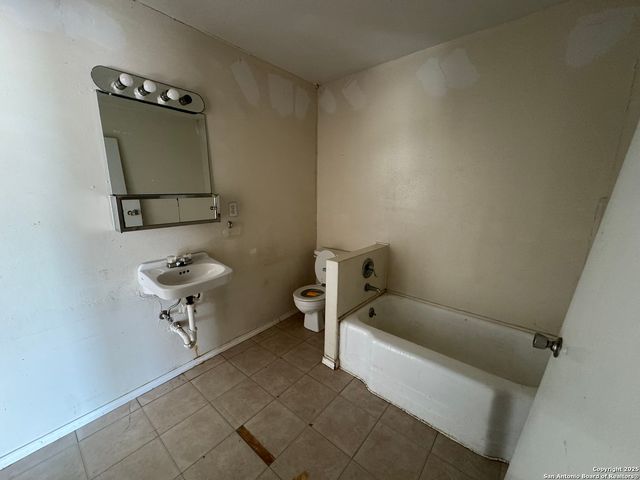 100 County Road 128, Floresville, TX 78114