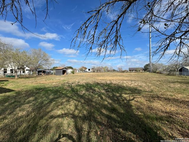 100 County Road 128, Floresville, TX 78114