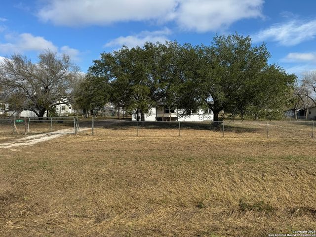 100 County Road 128, Floresville, TX 78114