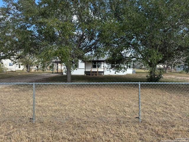 100 County Road 128, Floresville, TX 78114