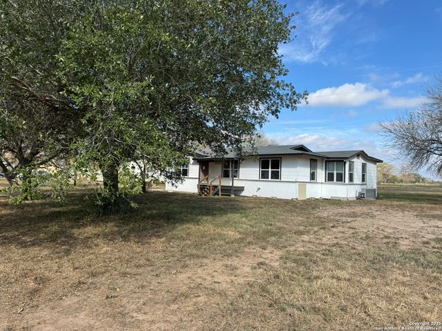 100 County Road 128, Floresville, TX 78114