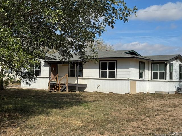 100 County Road 128, Floresville, TX 78114