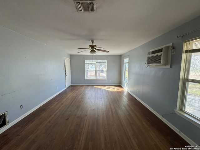 100 County Road 128, Floresville, TX 78114