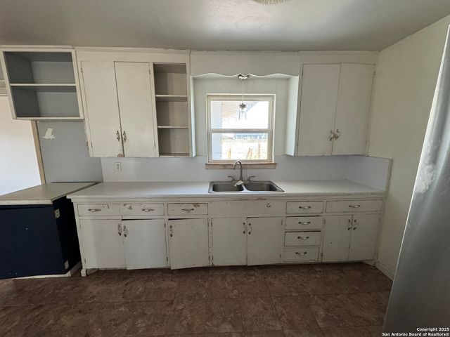 100 County Road 128, Floresville, TX 78114