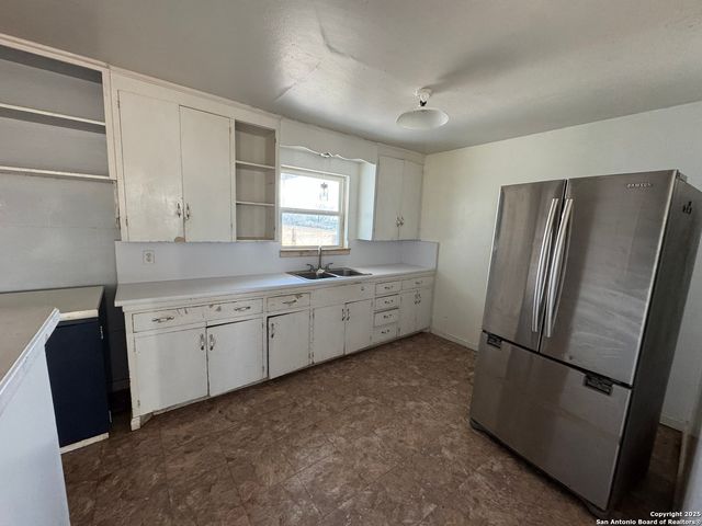 100 County Road 128, Floresville, TX 78114