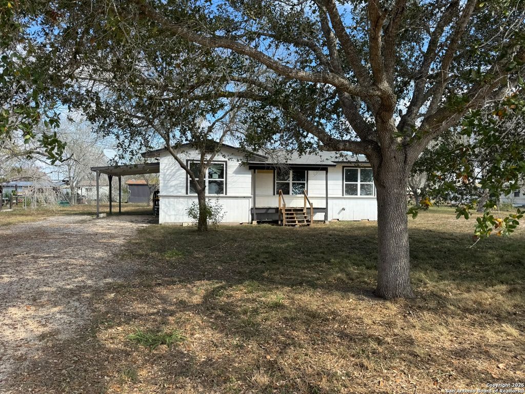 100 County Road 128, Floresville, TX 78114