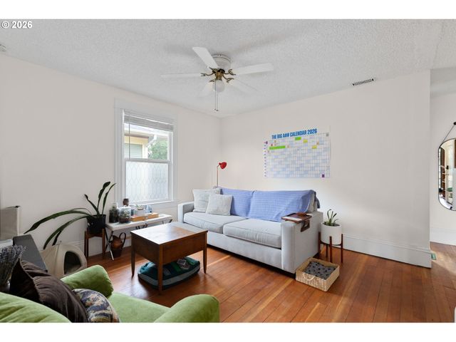 3632 Se BELMONT St, Portland, OR 97214