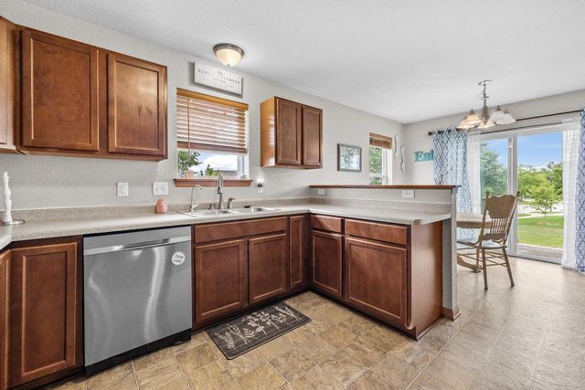 307 Reeds DRIVE, West Bend, WI 53095