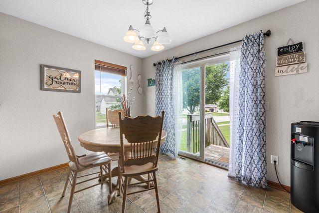 307 Reeds DRIVE, West Bend, WI 53095