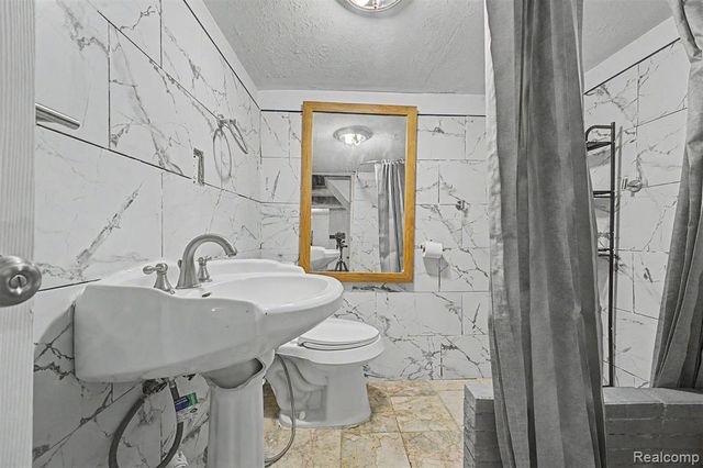 6539 Greenview Avenue, Detroit, MI 48228