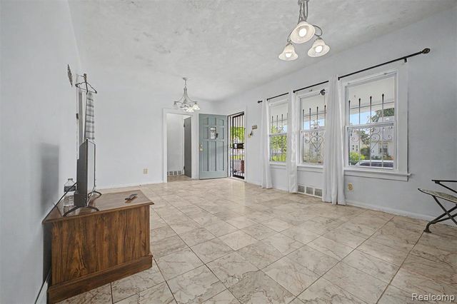 6539 Greenview Avenue, Detroit, MI 48228