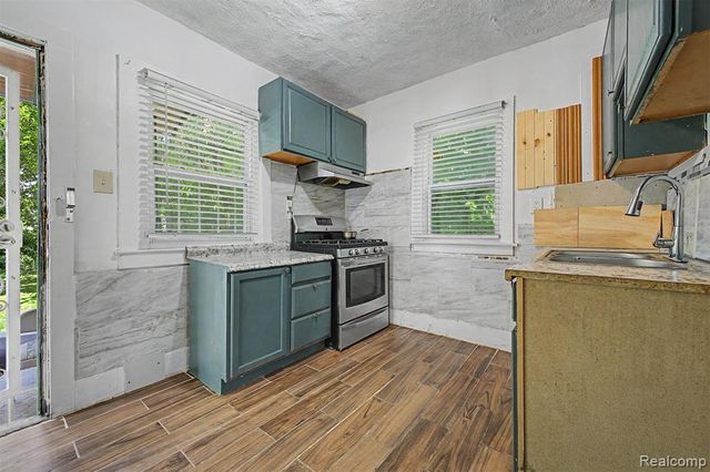 6539 Greenview Avenue, Detroit, MI 48228
