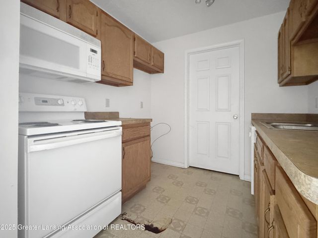 322 Pere Marquette Drive 15, Lansing, MI 48912