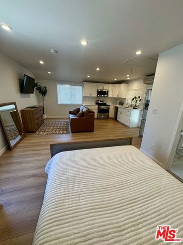 132 N CARSON Road A, Beverly Hills, CA 90211