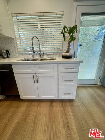 132 N CARSON Road A, Beverly Hills, CA 90211