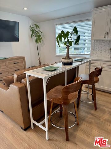 132 N CARSON Road A, Beverly Hills, CA 90211