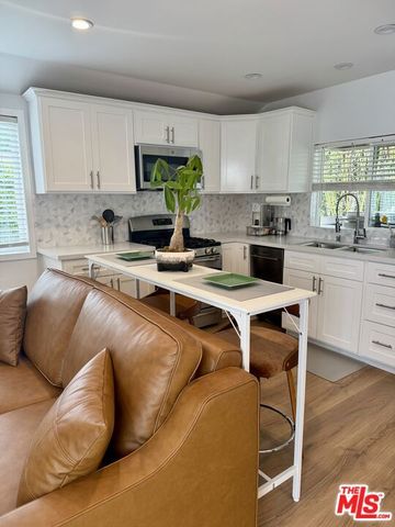 132 N CARSON Road A, Beverly Hills, CA 90211