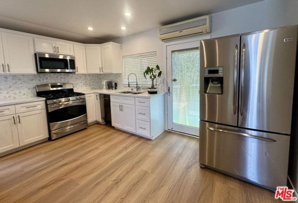 132 N CARSON Road A, Beverly Hills, CA 90211