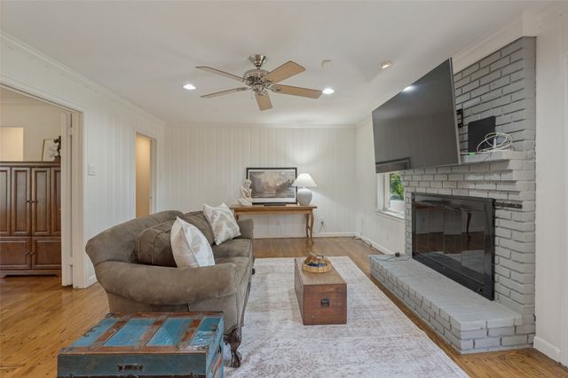 3866 Medallion Lane, Dallas, TX 75229