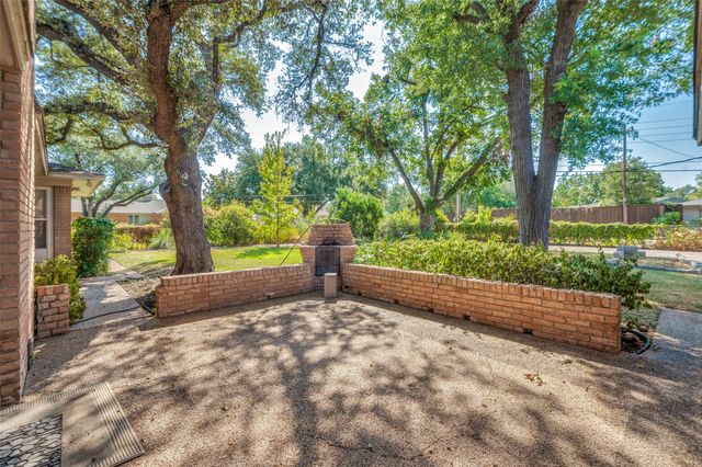 3866 Medallion Lane, Dallas, TX 75229