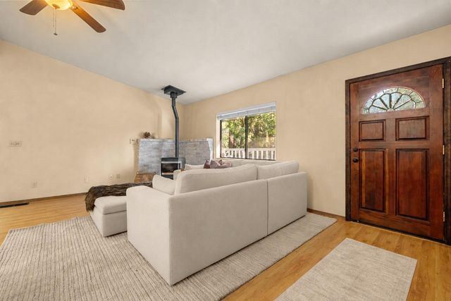 5603 Sierra Springs Dr, Pollock Pines, CA 95726