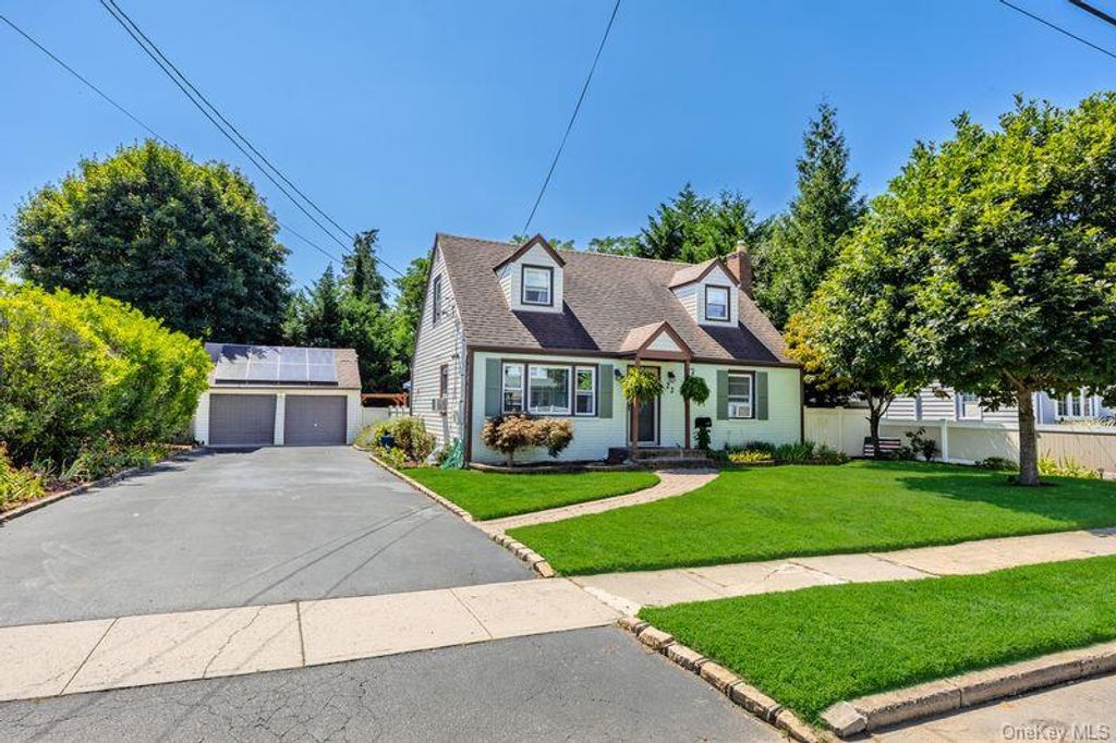 22 Maple Drive, Amityville, NY 11701 — photo 2