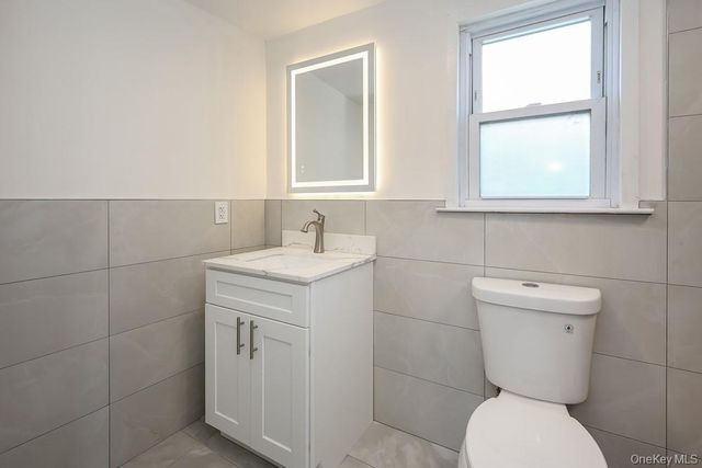 17 Ray Street, Freeport, NY 11520