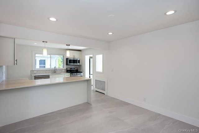 17 Ray Street, Freeport, NY 11520
