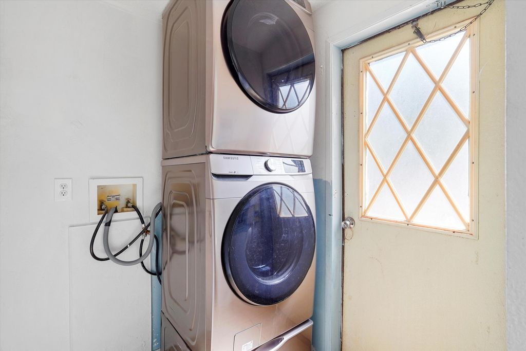 Image 18 of property listing at 11 Valley View Road, Moriarty, NM 87035