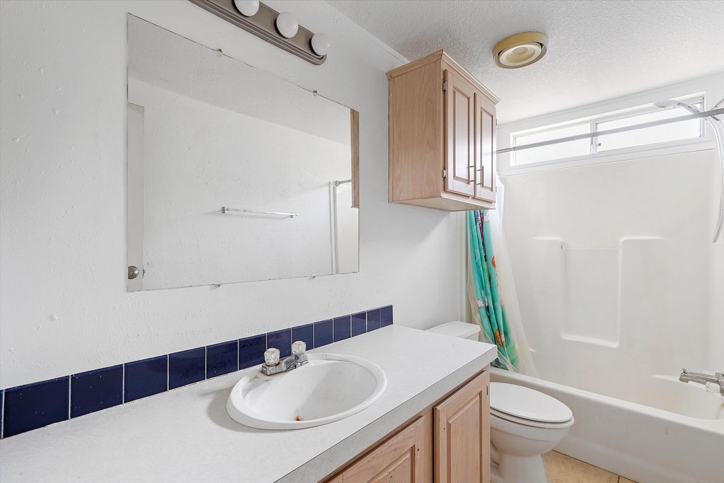 Image 23 of property listing at 11 Valley View Road, Moriarty, NM 87035