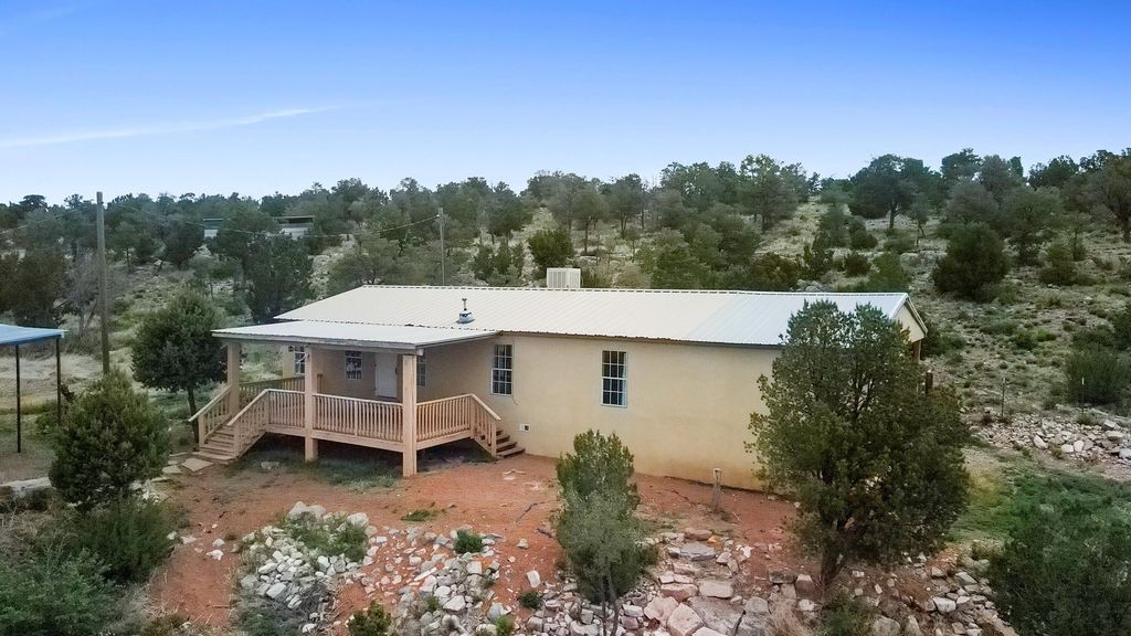 Image 3 of property listing at 11 Valley View Road, Moriarty, NM 87035