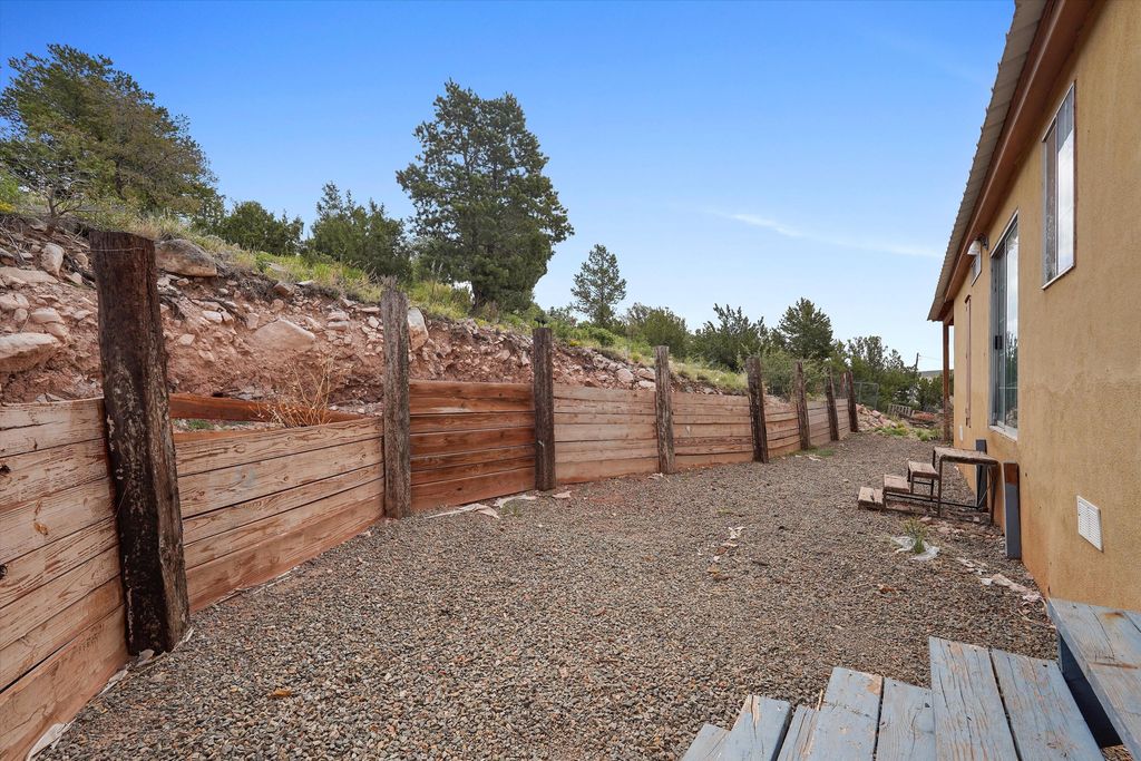 Image 30 of property listing at 11 Valley View Road, Moriarty, NM 87035