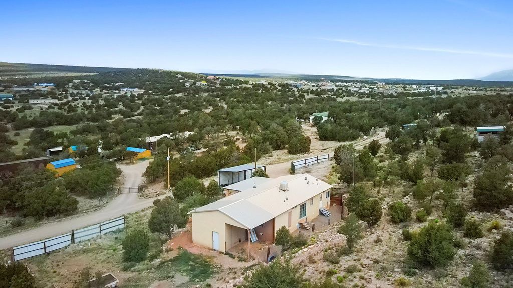 Image 32 of property listing at 11 Valley View Road, Moriarty, NM 87035