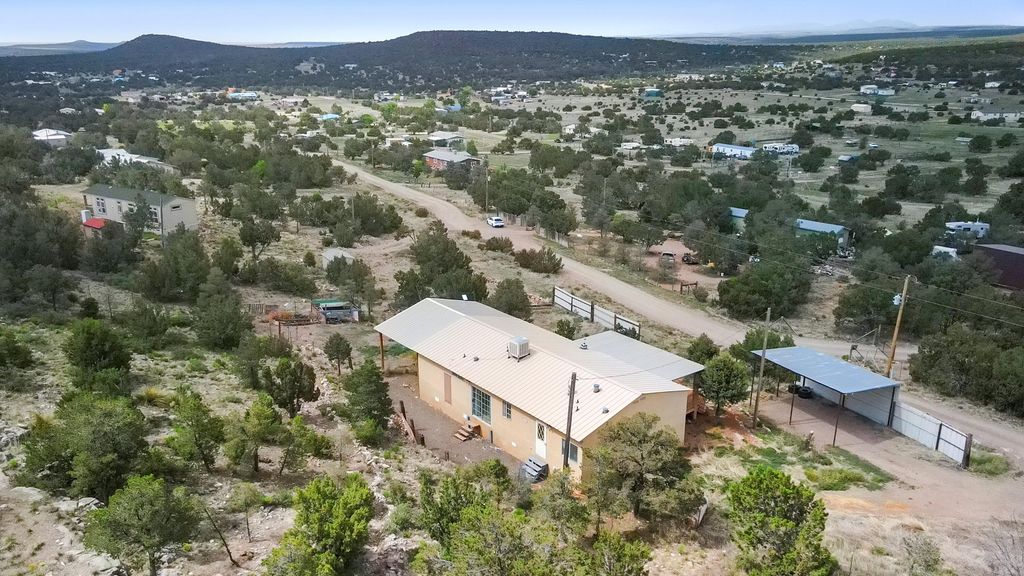 Image 34 of property listing at 11 Valley View Road, Moriarty, NM 87035