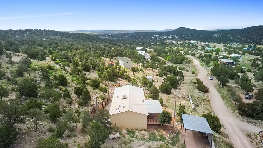 Image 35 of property listing at 11 Valley View Road, Moriarty, NM 87035