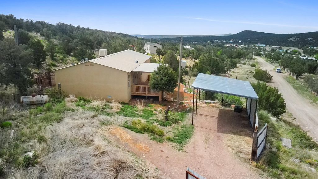 Image 36 of property listing at 11 Valley View Road, Moriarty, NM 87035