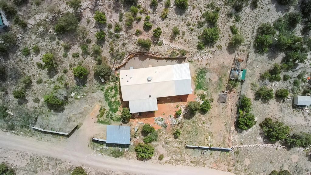 Image 38 of property listing at 11 Valley View Road, Moriarty, NM 87035