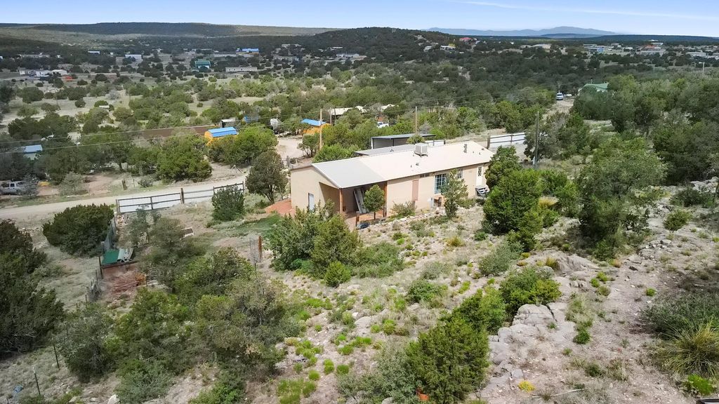 Image 39 of property listing at 11 Valley View Road, Moriarty, NM 87035
