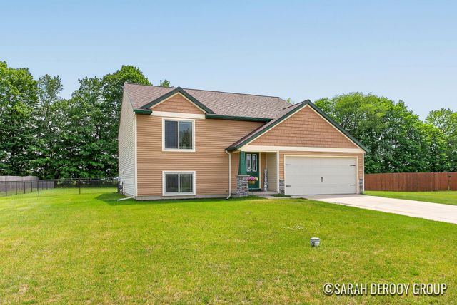 16264 Trent Ridge Drive NE, Cedar Springs, MI 49319