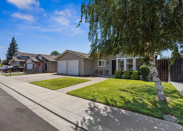 845 Siskiyou Ln, Manteca, CA 95336