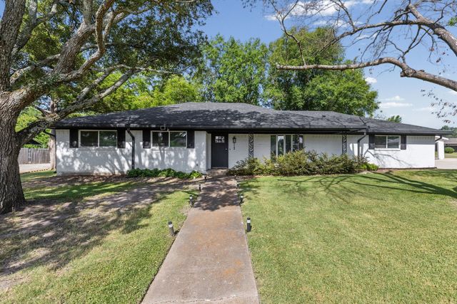 112 Royal Lane, Commerce, TX 75428
