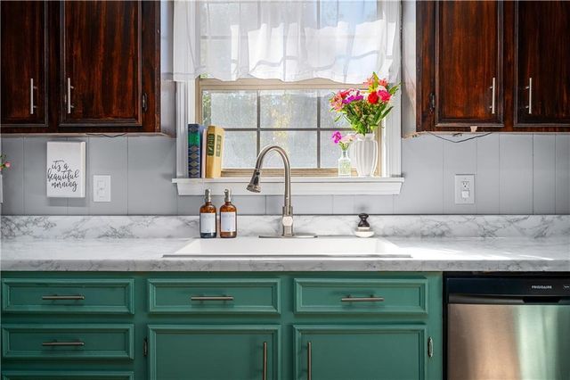 2834 MILITARY Highway, Pineville, LA 71360