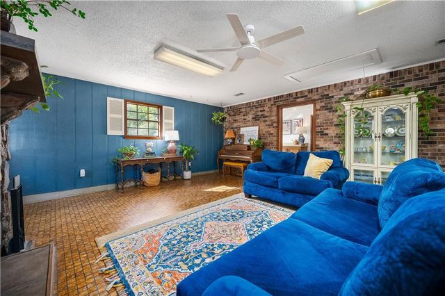 2834 MILITARY Highway, Pineville, LA 71360