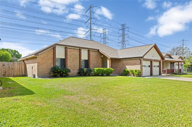 1818 Wildwood Drive, Deer Park, TX 77536